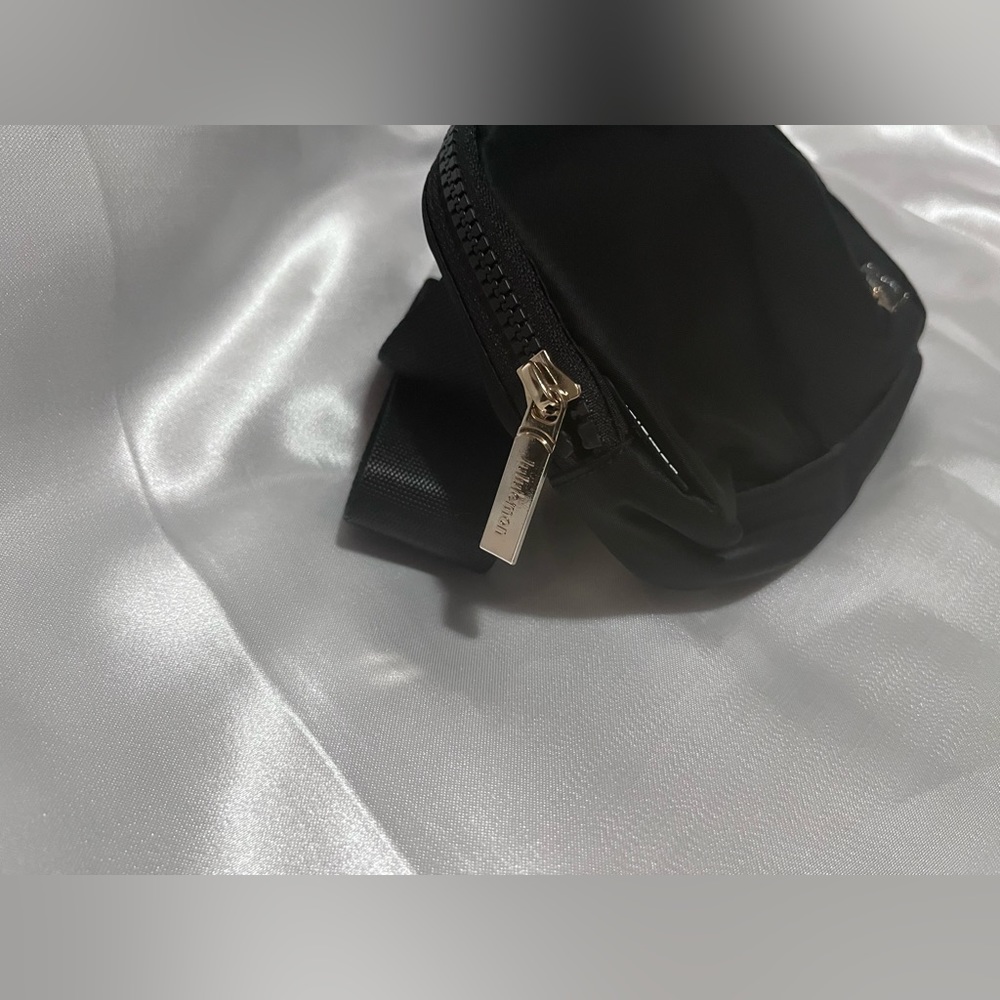GOLD Lululemon Everywhere Belt Bag - Picture 4 of 6